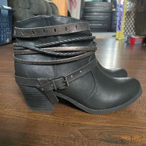 Short booties with some great contrast! Women’s size 7.